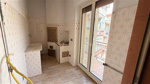 Zona Semi-Centrale, Appartamento di 4 Vani Oltre Accessori, Vano Deposito e Box Auto.